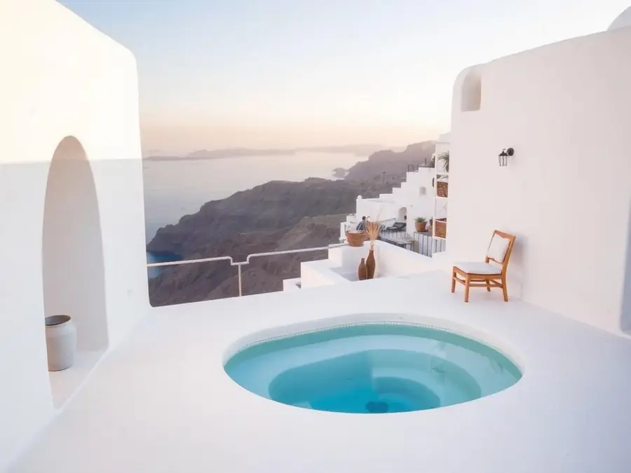 Cave suite terrace with plunge pool above the caldera